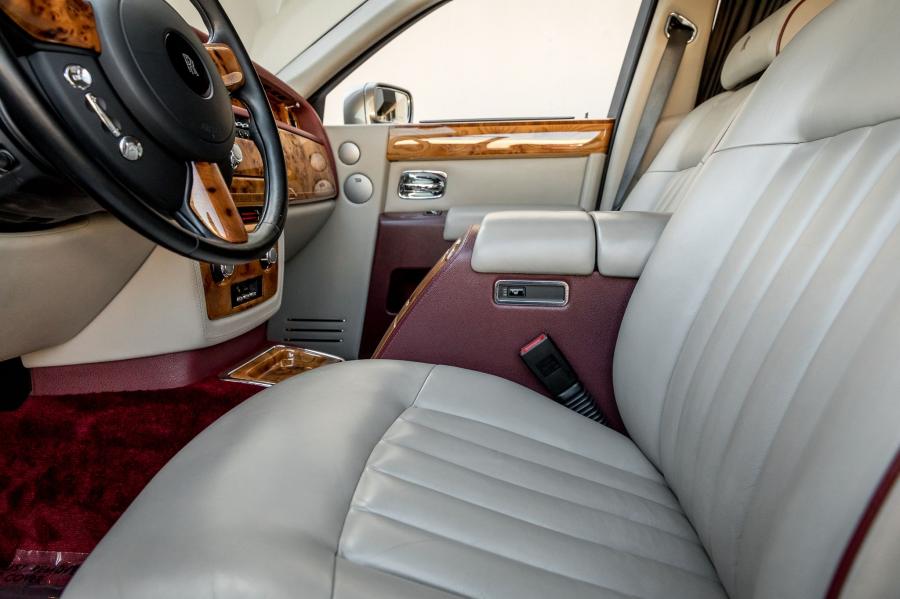 Интерьер Rolls-Royce Phantom EWB 2007 года  (NA) (фото 27 из 105)
